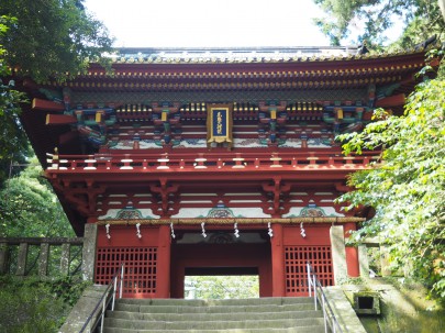 日本平ロープウェイに乗り、『久能山東照宮』を参拝してきました。 徳川家康が死去した後、遺命によってこの地に埋葬され、家康をまつる神社として知られています。本殿、石の間、拝殿は国宝に指定されています。